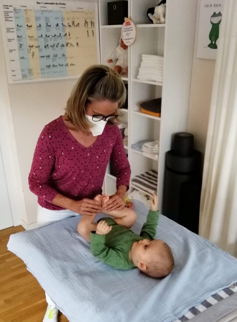 Eva Anstatt bei der osteopathischen Behandlung eines Babys.
