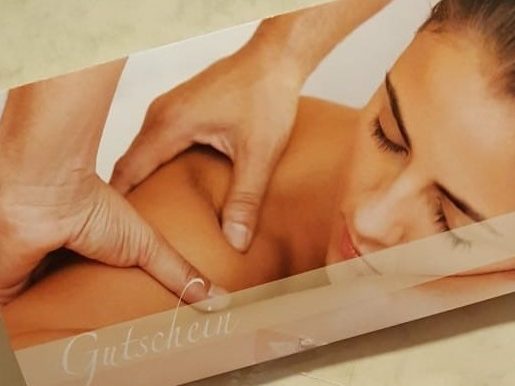 Geschenk-Gutschein mit einem Motiv einer Massage-Behandlung.
