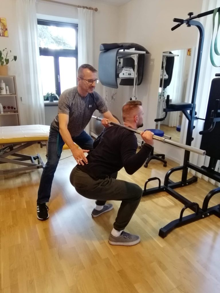 Sven Michael Anstatt bei der Anleitung einer Physiotherapie-Übung mit einem Patienten.